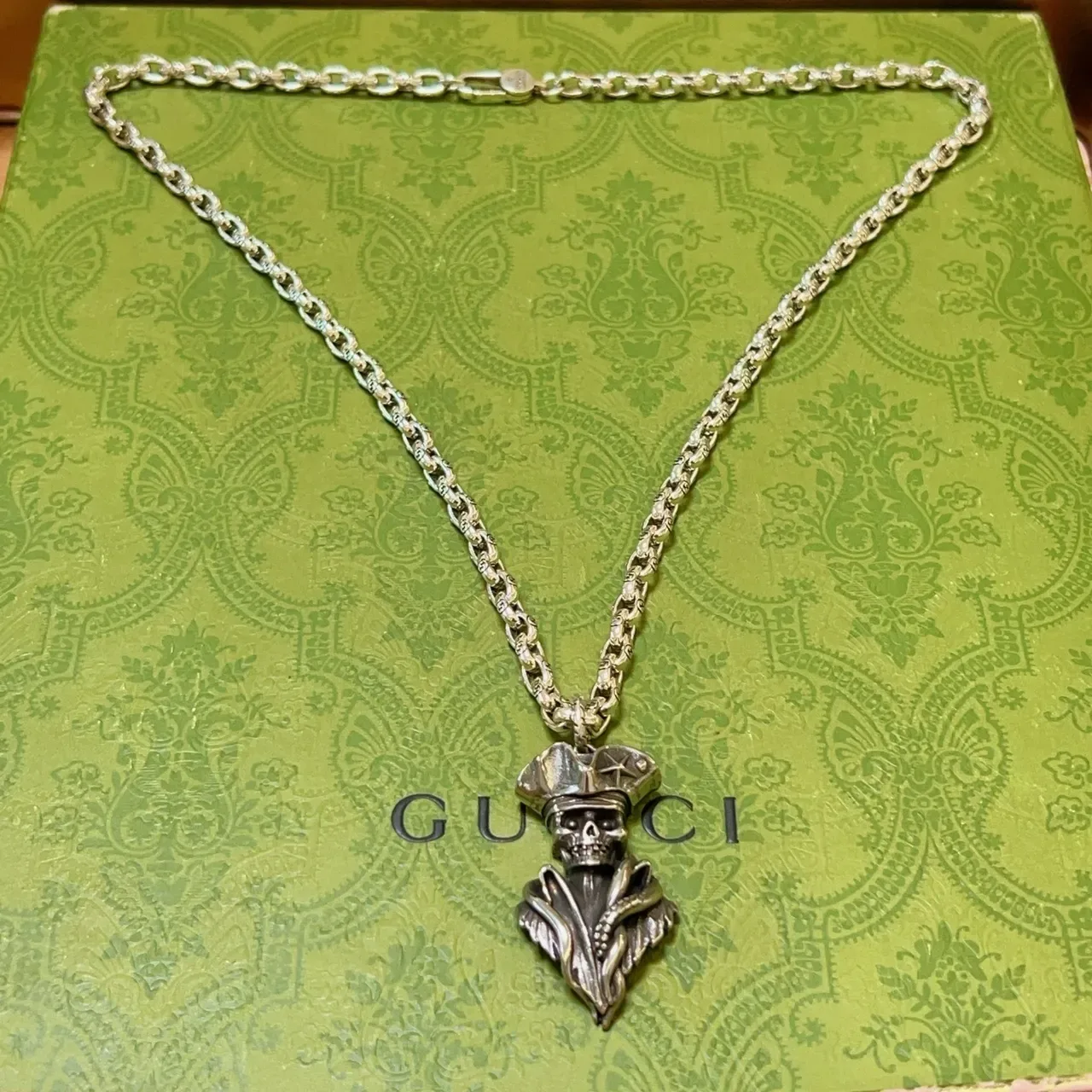 Gucci Silver Green Chain Skull Pendant Necklace 9