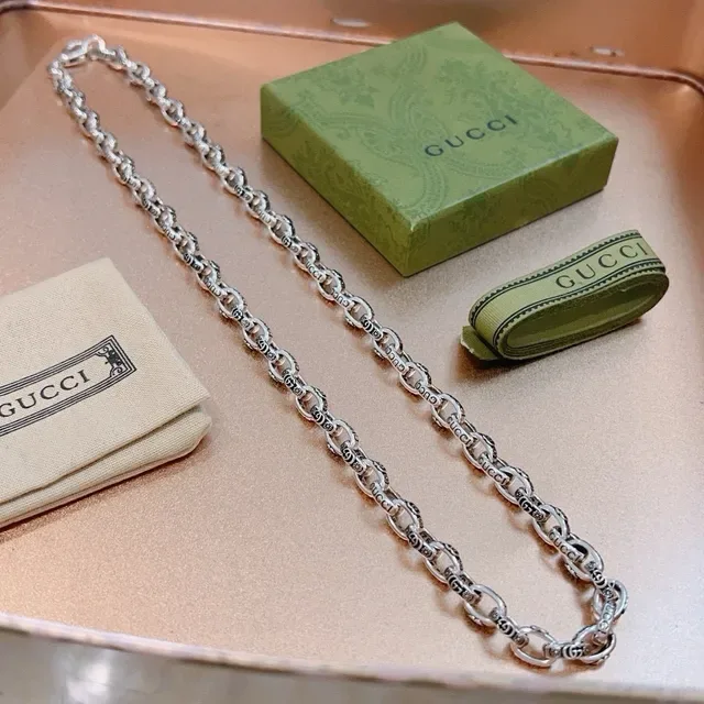 Gucci Silver Interlocking G-Logo Engraved Links Oval Curb-Style Chain Necklace 3