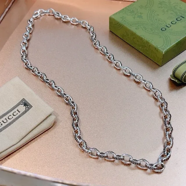 Gucci Silver Interlocking G-Logo Engraved Links Oval Curb-Style Chain Necklace 4
