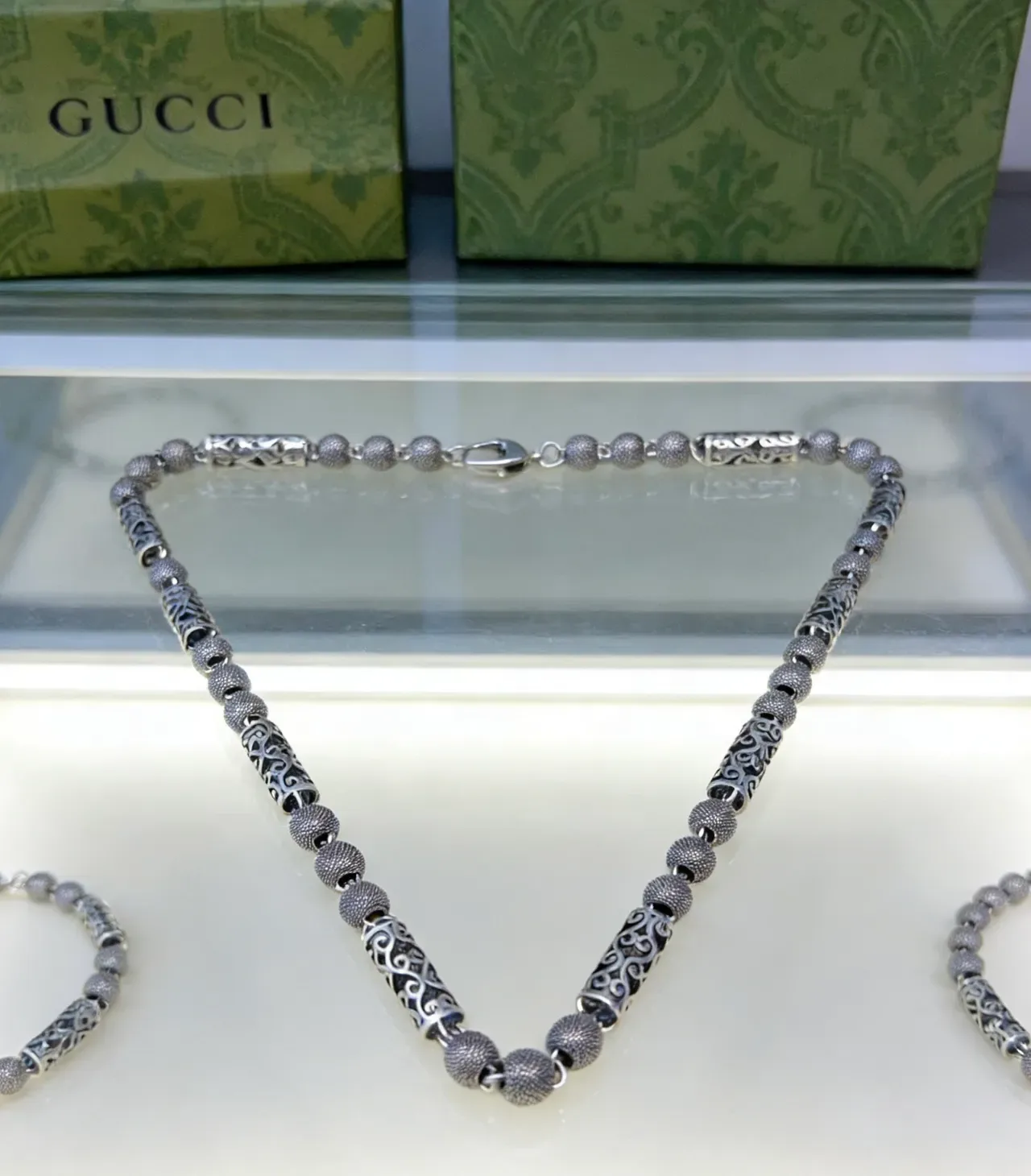 Colar Gucci com contas texturizadas e eslabões de filigrana de tom prateado 3