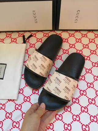 Gucci Slide काला और बेज Logo Strap Slippers 3