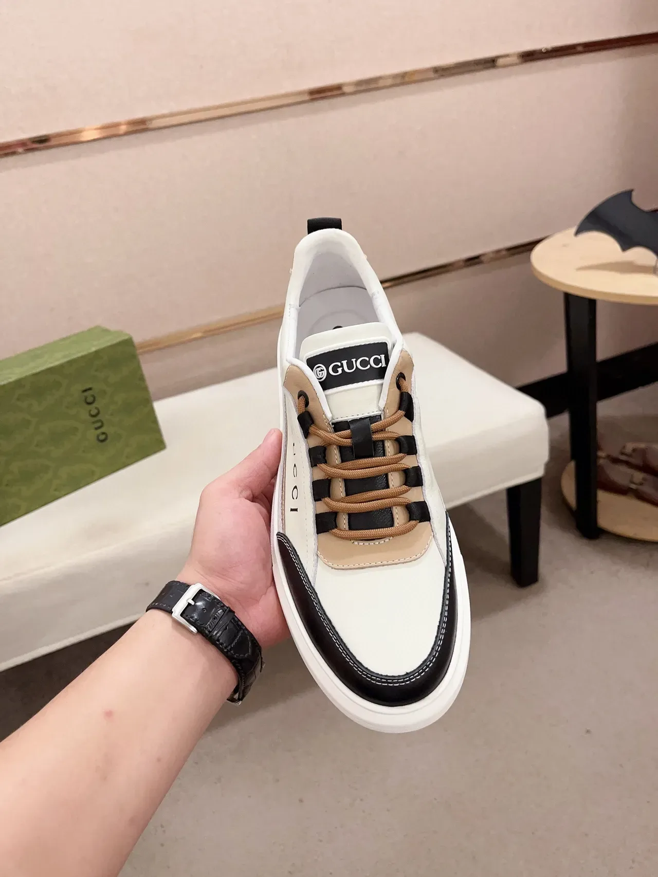 Gucci أحذية رياضية أسلوب حياة أبيض أسود جلد بانيلز كونتراست تو 2