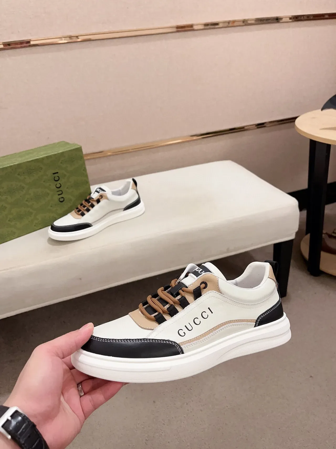 Gucci أحذية رياضية أسلوب حياة أبيض أسود جلد بانيلز كونتراست تو 3