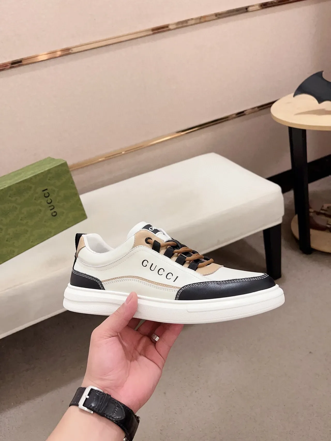 Gucci أحذية رياضية أسلوب حياة أبيض أسود جلد بانيلز كونتراست تو 4