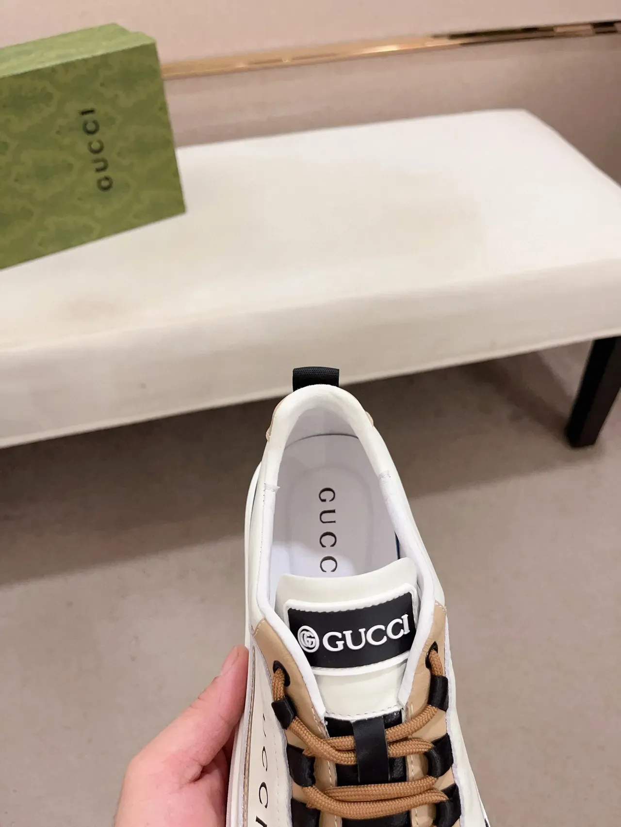Gucci أحذية رياضية أسلوب حياة أبيض أسود جلد بانيلز كونتراست تو 6