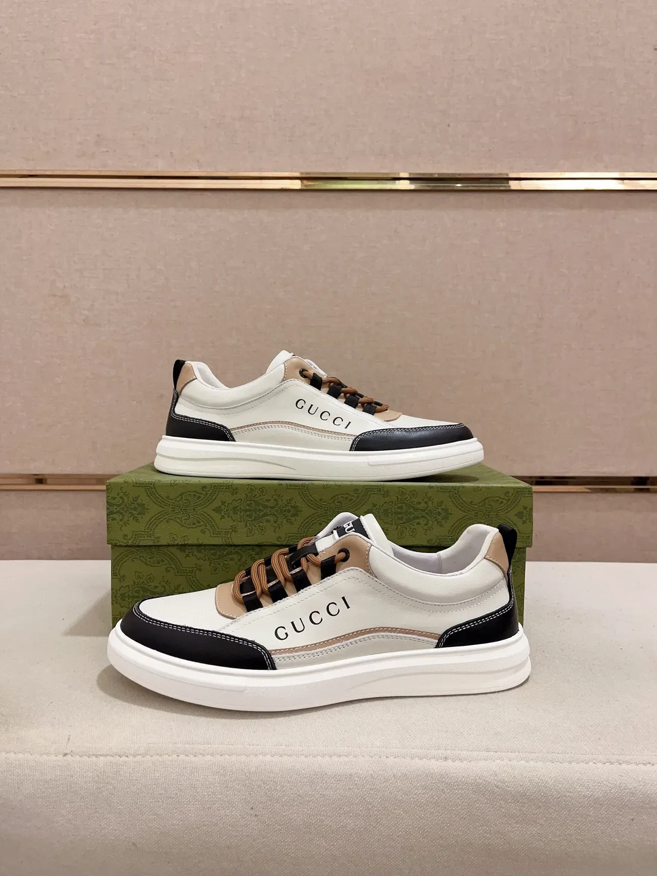 Gucci أحذية رياضية أسلوب حياة أبيض أسود جلد بانيلز كونتراست تو 7