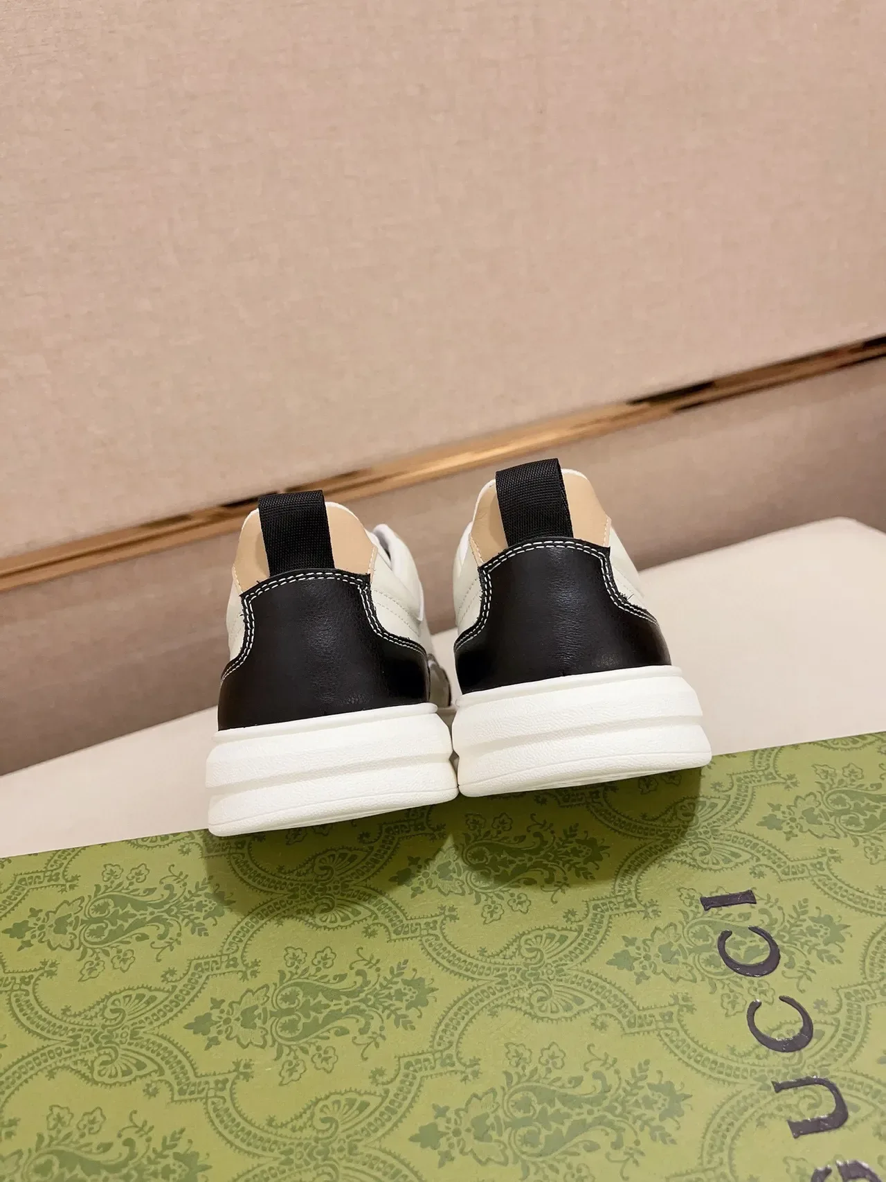 Gucci أحذية رياضية أسلوب حياة أبيض أسود جلد بانيلز كونتراست تو 8