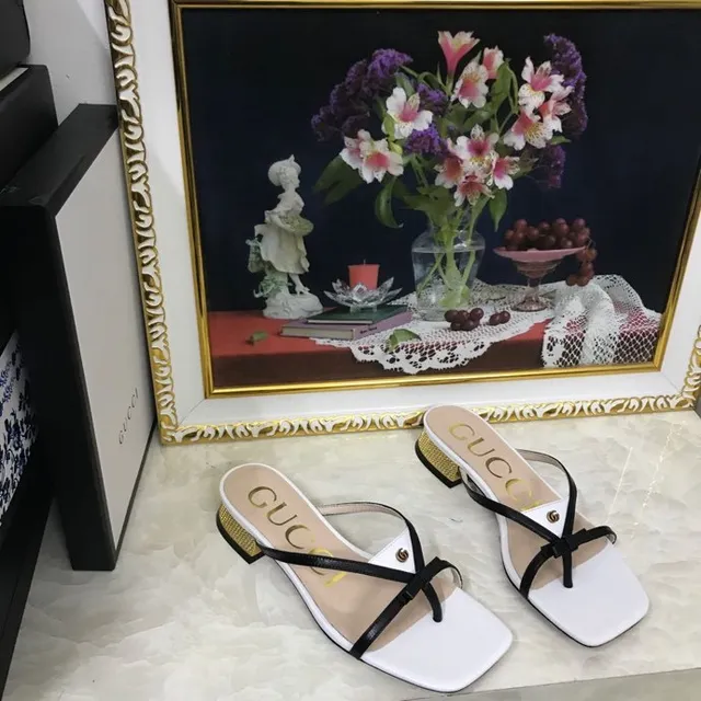 Gucci Sandálias Casuais com Tira Cruzada e Dedo Quadrado em Branco e Preto 2