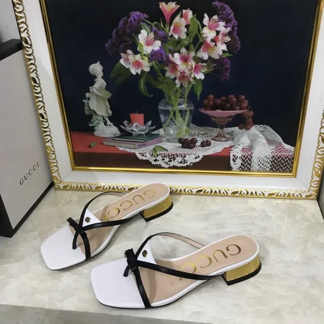 Gucci Sandálias Casuais com Tira Cruzada e Dedo Quadrado em Branco e Preto 3