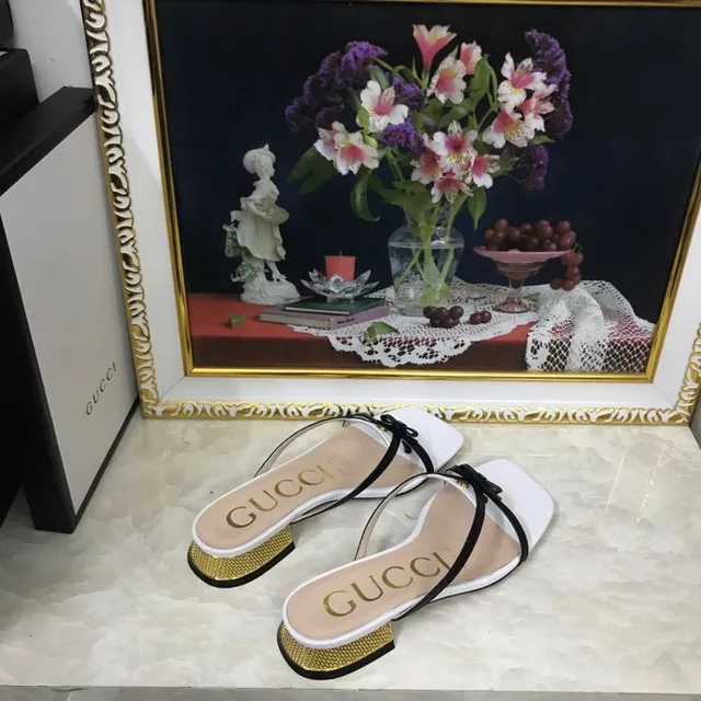 Gucci Sandálias Casuais com Tira Cruzada e Dedo Quadrado em Branco e Preto 4