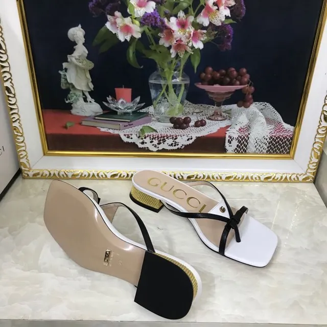 Gucci Sandálias Casuais com Tira Cruzada e Dedo Quadrado em Branco e Preto 5