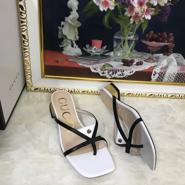 Gucci Sandálias Casuais com Tira Cruzada e Dedo Quadrado em Branco e Preto 6