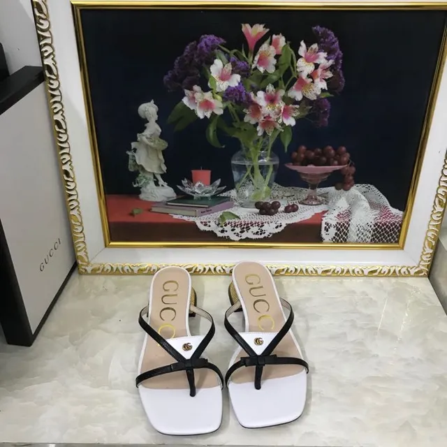 Gucci Sandálias Casuais com Tira Cruzada e Dedo Quadrado em Branco e Preto 7
