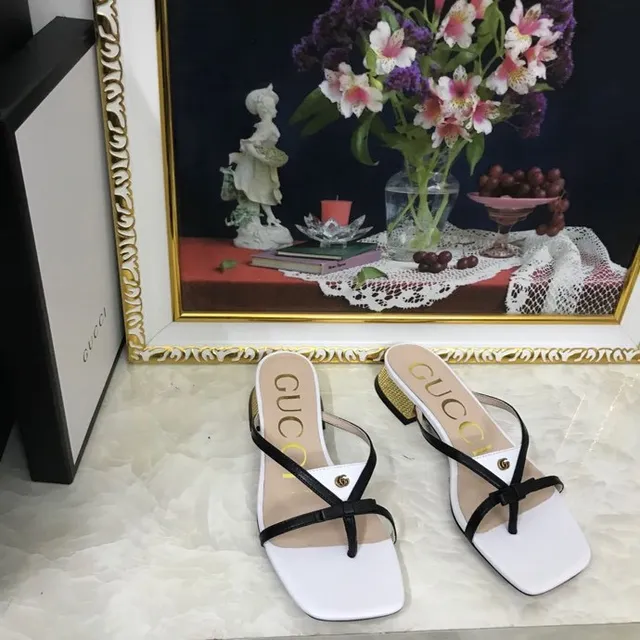 Gucci Sandálias Casuais com Tira Cruzada e Dedo Quadrado em Branco e Preto 8