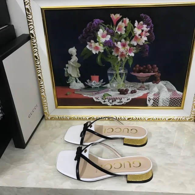 Gucci Sandálias Casuais com Tira Cruzada e Dedo Quadrado em Branco e Preto 9