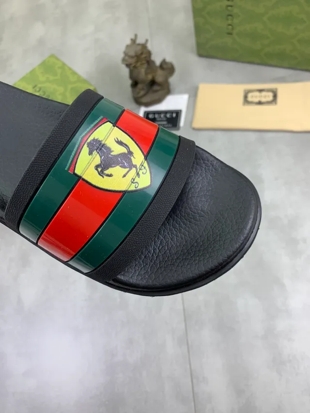 Gucci x Scuderia Ferrari 网状条纹凉拖鞋 3