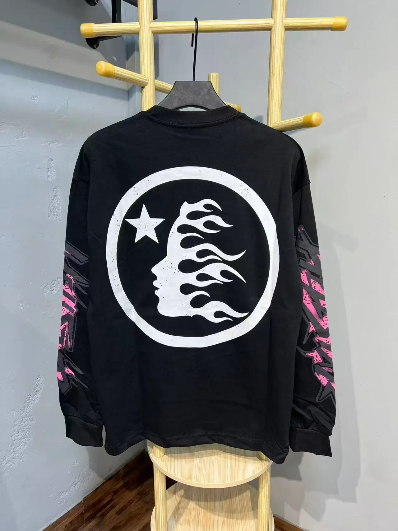 Camiseta Hellstar oversized de manga longa com estampa de chama 10