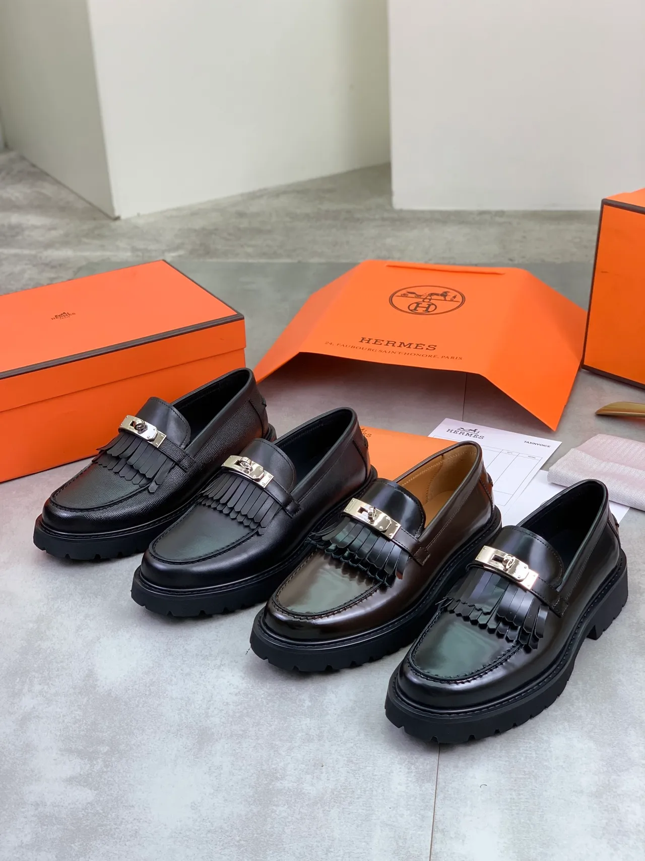 Hermès Noir Argenté Cuir Texturé avec Sangle à Franges et Pompons Mocassin 2