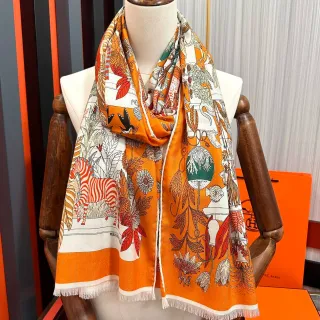 Hermès Carré 橙米色 动物与花卉插图图案 流苏边缘 丝绸围巾