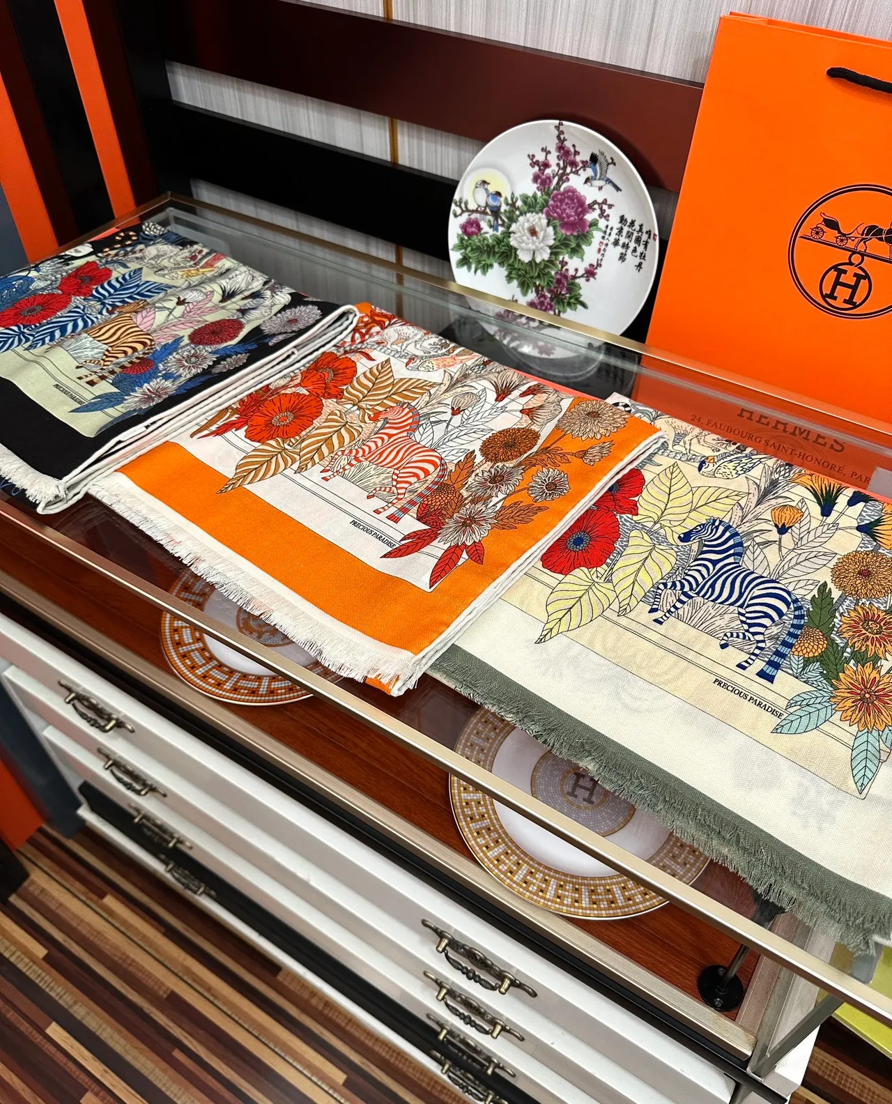 Hermès Carré Laranja Bege Motivo Ilustrado Animal e Floral Borda Franjada Cachecol de Seda 9