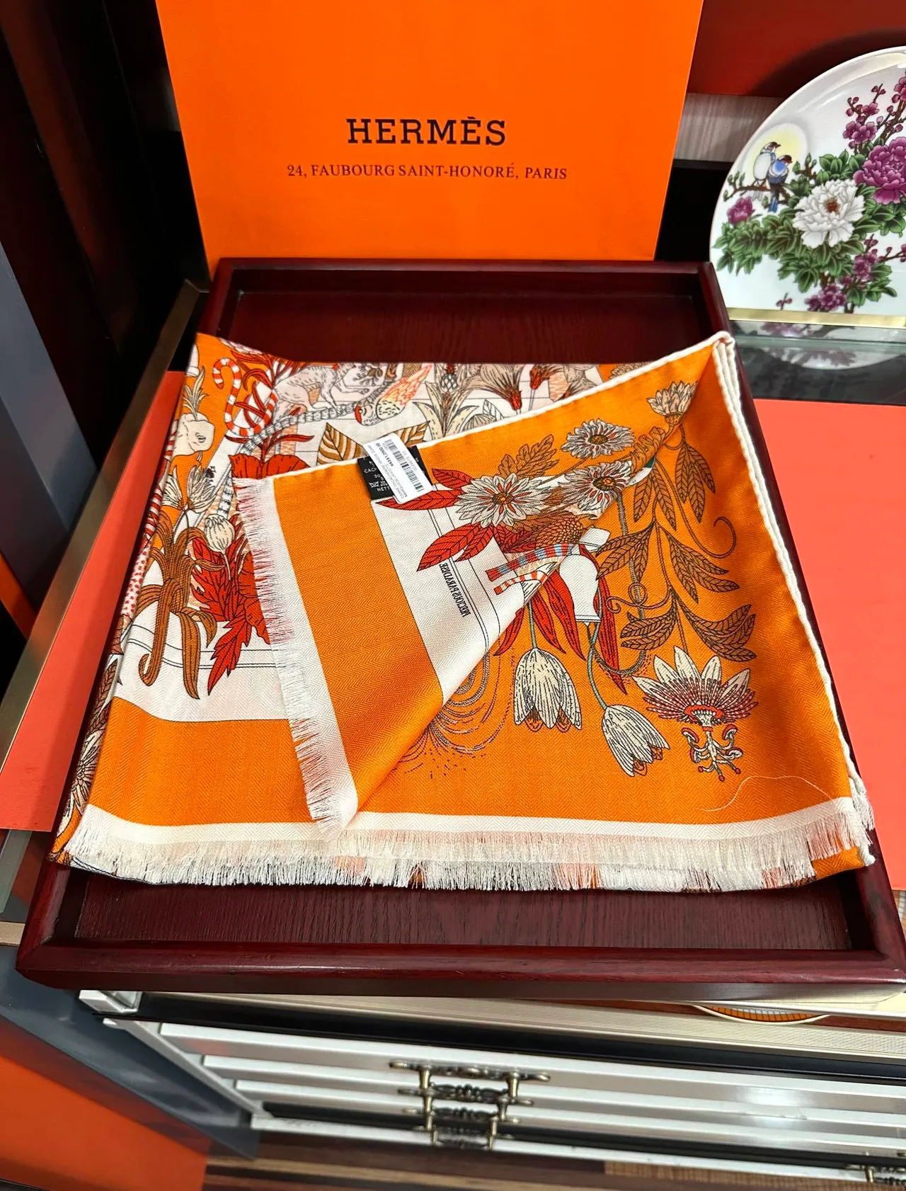 Hermès Carré Laranja Bege Motivo Ilustrado Animal e Floral Borda Franjada Cachecol de Seda 3