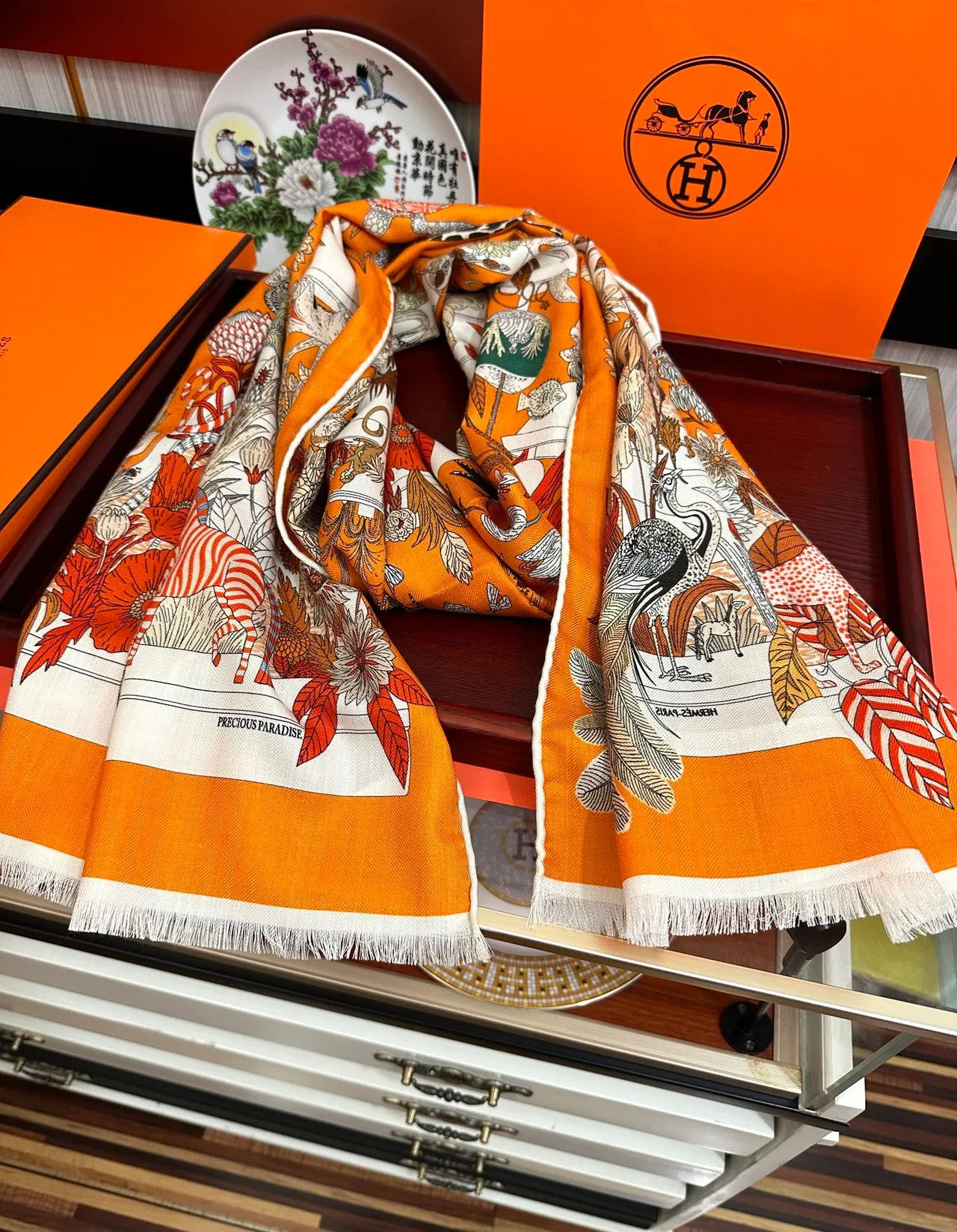 Hermès Carré Laranja Bege Motivo Ilustrado Animal e Floral Borda Franjada Cachecol de Seda 4
