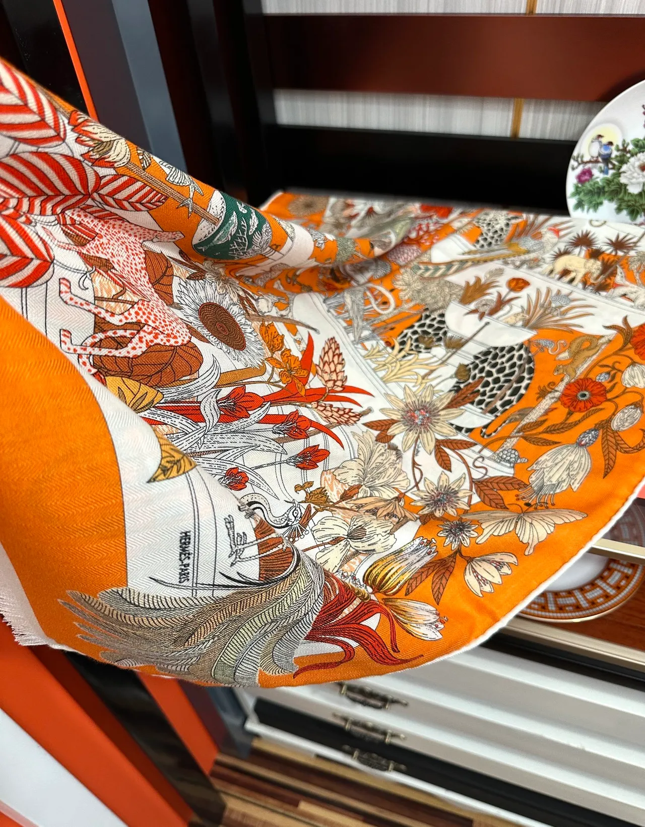 Hermès Carré Laranja Bege Motivo Ilustrado Animal e Floral Borda Franjada Cachecol de Seda 5