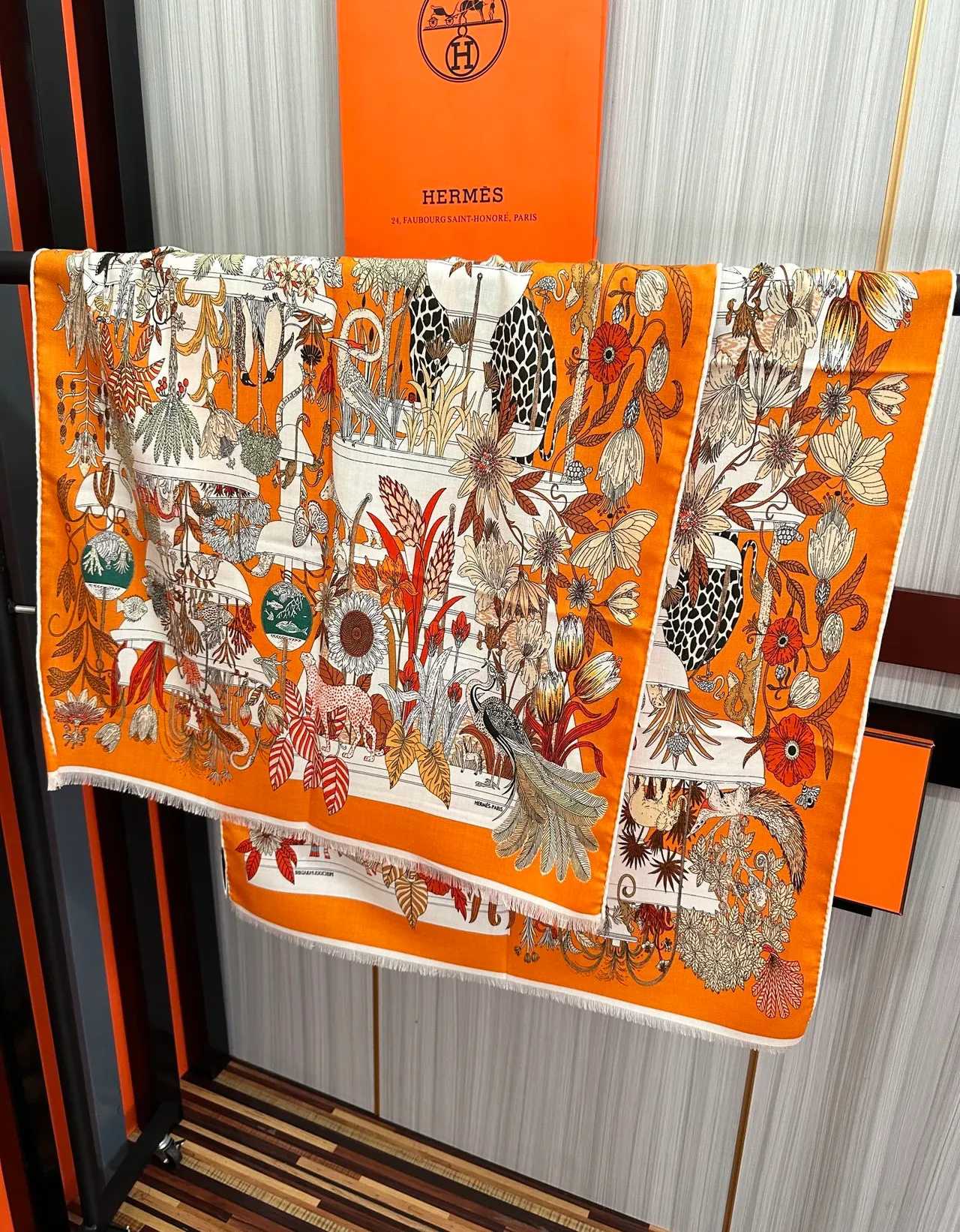 Hermès Carré Laranja Bege Motivo Ilustrado Animal e Floral Borda Franjada Cachecol de Seda 7