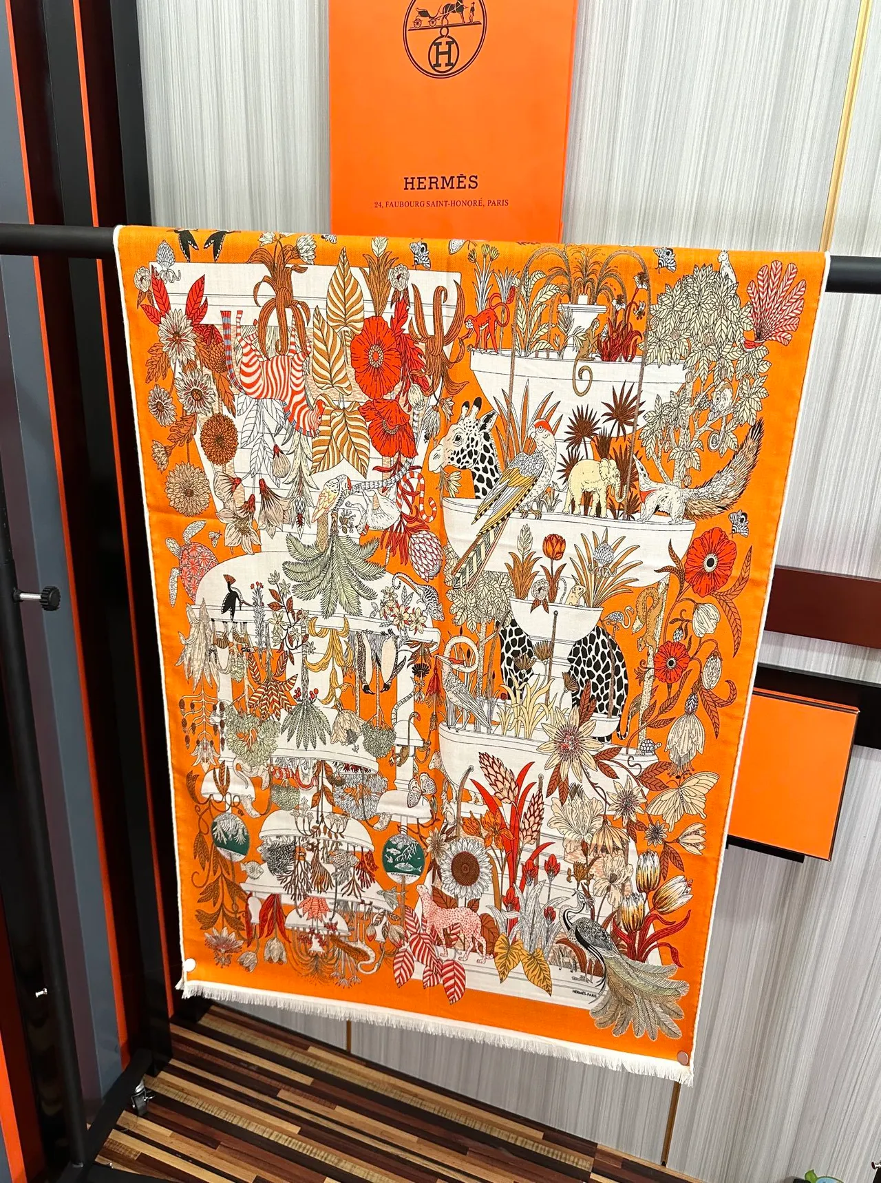 Hermès Carré Laranja Bege Motivo Ilustrado Animal e Floral Borda Franjada Cachecol de Seda 8