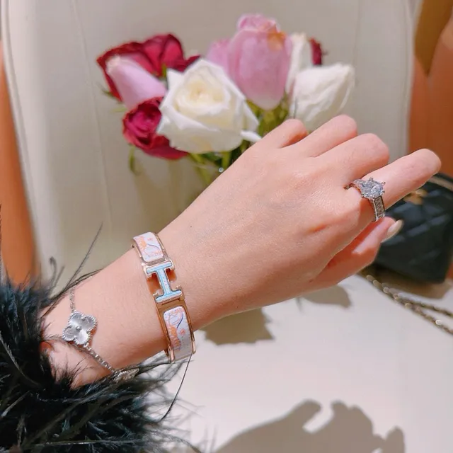 Hermès Clic H Motif cheval émaillé Gold-Tone bracelet 5