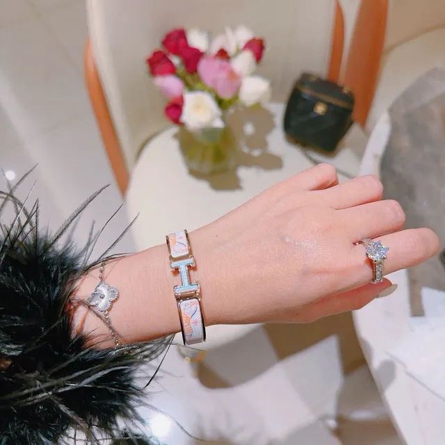 Hermès Clic H Motif cheval émaillé Gold-Tone bracelet 8
