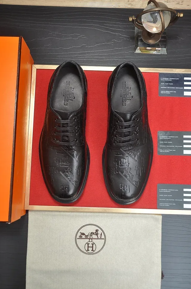 Hermès Sapatos Oxford de Couro Preto Embossado 2