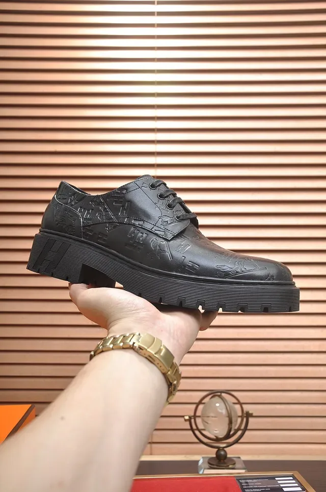 Hermès Sapatos Oxford de Couro Preto Embossado 4