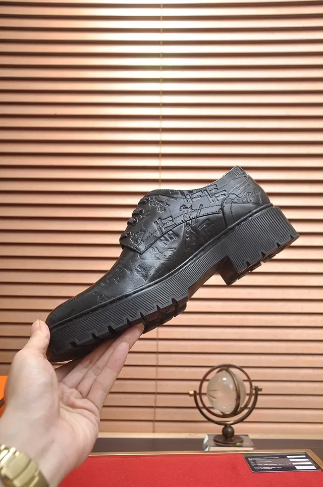 Hermès Sapatos Oxford de Couro Preto Embossado 5