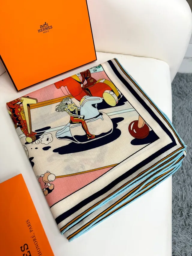 Hermès Écharpe en Soie Beige à l'Impression Illustrée de Dessin Animé 7