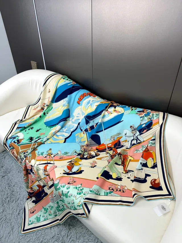 Hermès Écharpe en Soie Beige à l'Impression Illustrée de Dessin Animé 8
