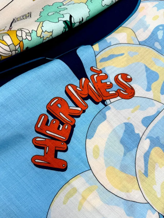 Hermès Écharpe en Soie Beige à l'Impression Illustrée de Dessin Animé 9
