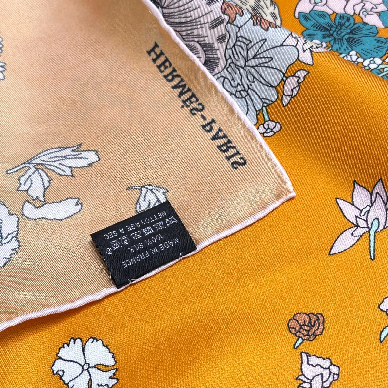 Hermès Légère Écharpe de Soie à Motif Floral et Géométrique Orange 2