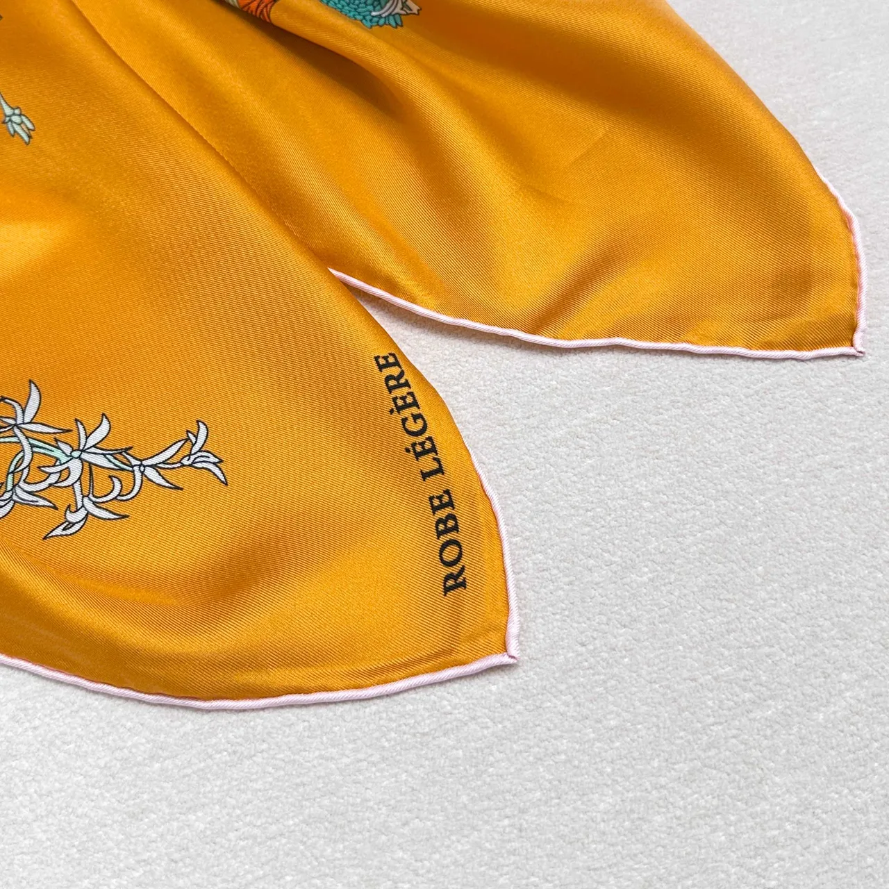 Hermès Légère Écharpe de Soie à Motif Floral et Géométrique Orange 3