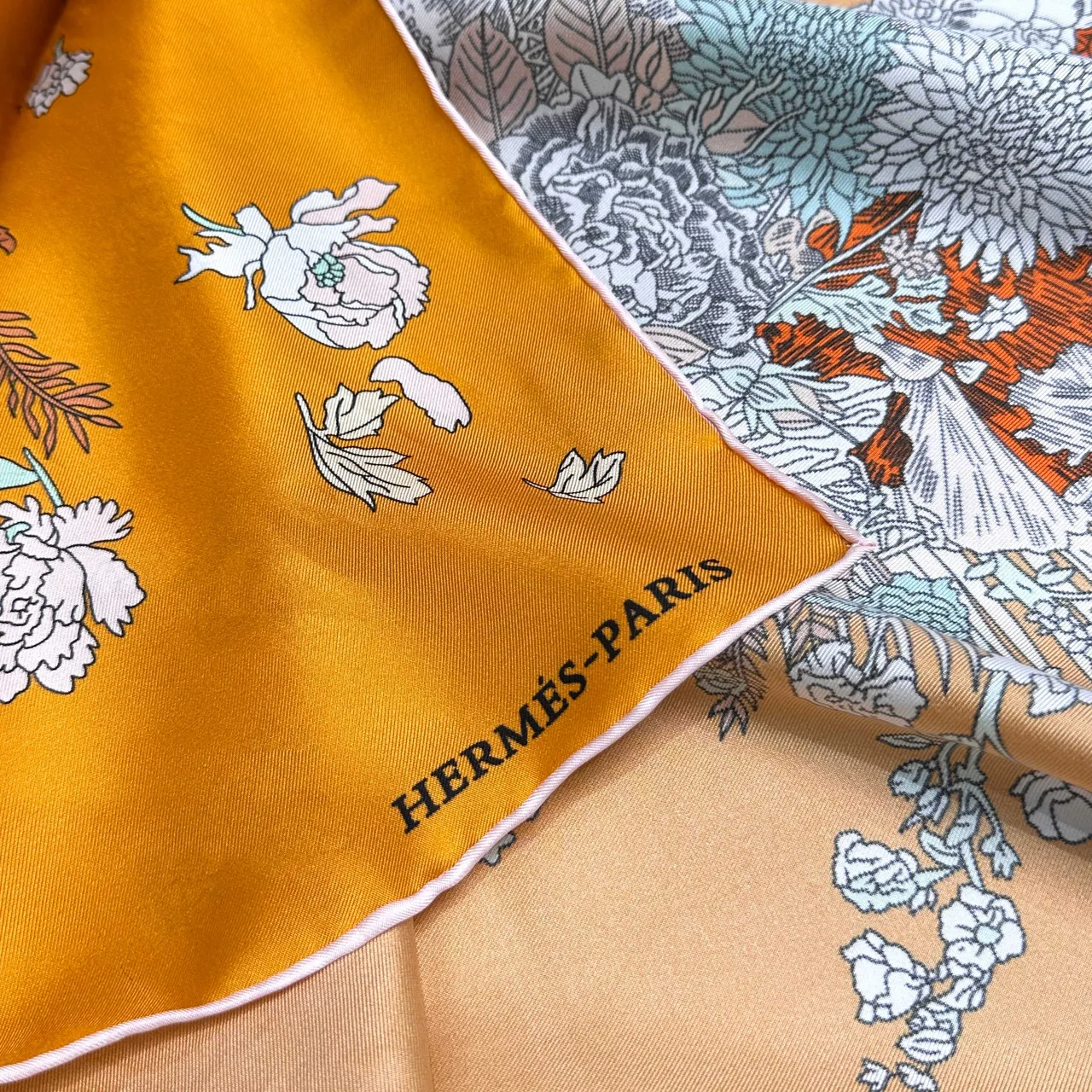 Hermès Légère Écharpe de Soie à Motif Floral et Géométrique Orange 4
