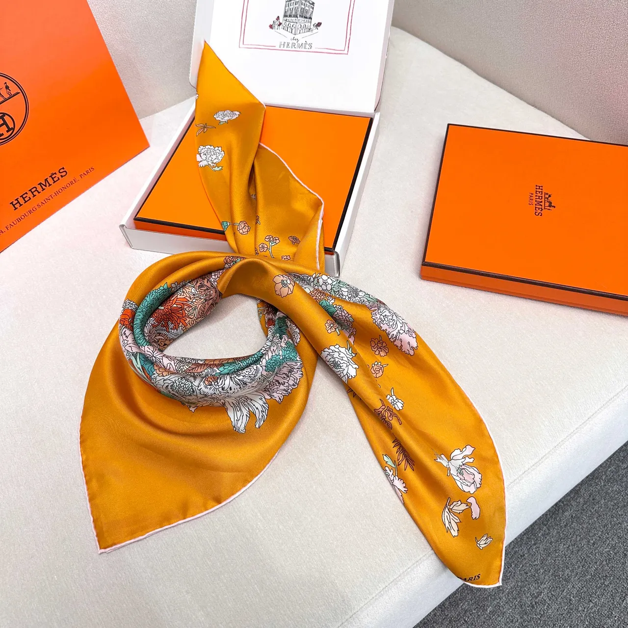Hermès Légère Écharpe de Soie à Motif Floral et Géométrique Orange 5