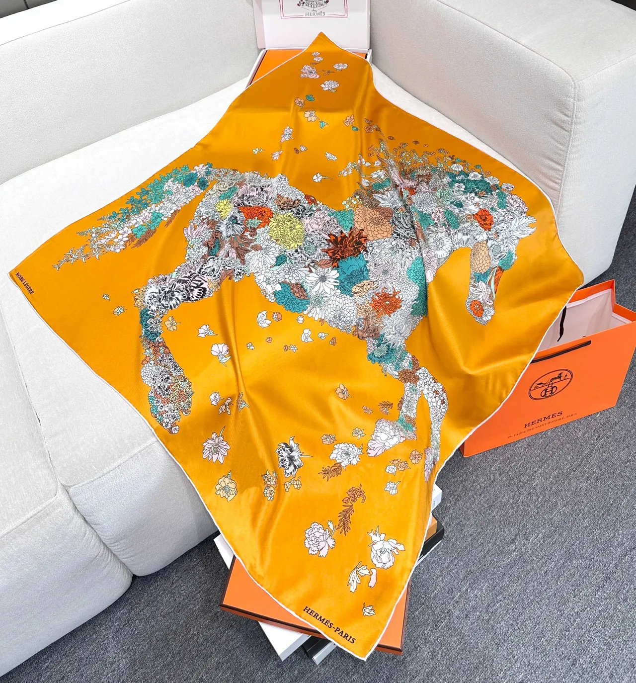 Hermès Légère Écharpe de Soie à Motif Floral et Géométrique Orange 6