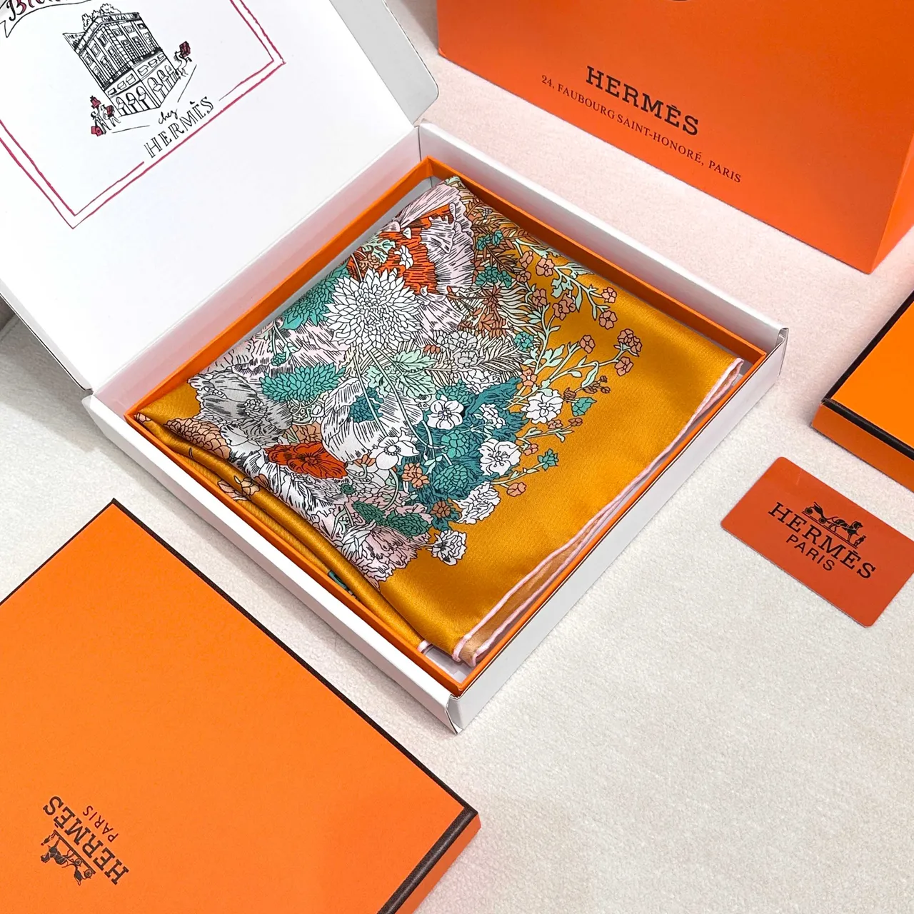 Hermès Légère Écharpe de Soie à Motif Floral et Géométrique Orange 7