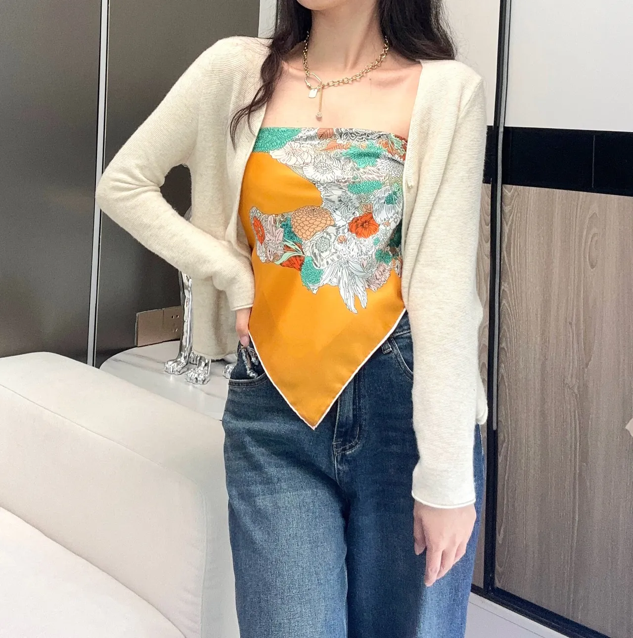 Hermès Légère Écharpe de Soie à Motif Floral et Géométrique Orange 9