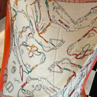 Hermès Les Déchaînés Bufanda de seda crema y naranja