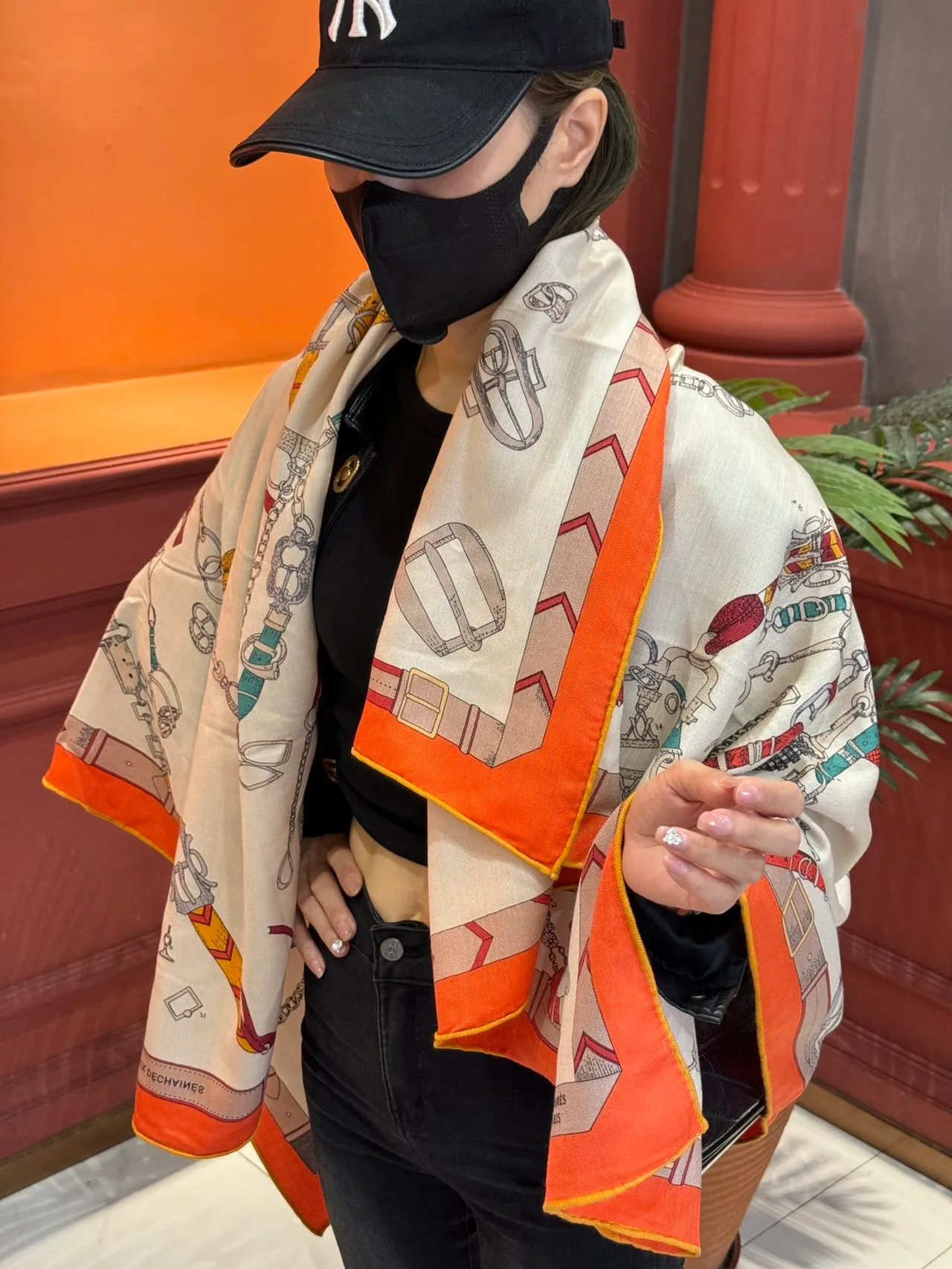 Hermès Les Déchaînés Écharpe de soie crème et orange 2