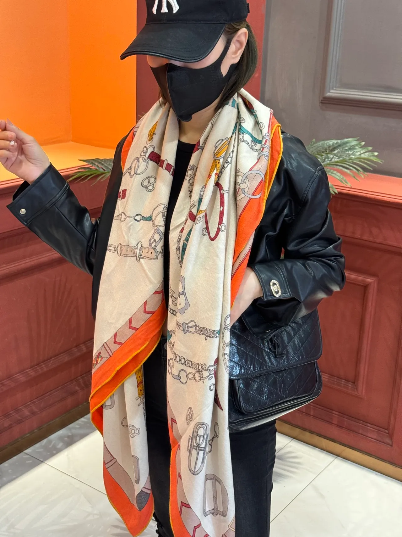 Hermès Les Déchaînés Écharpe de soie crème et orange 3