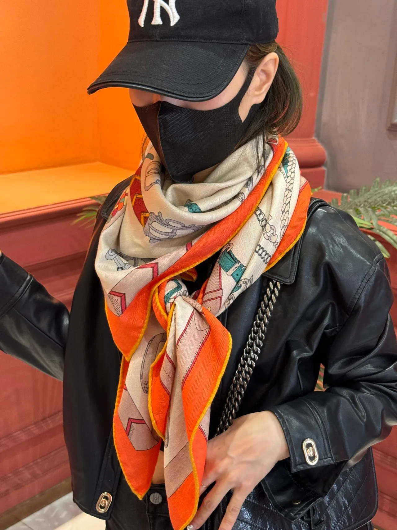 Hermès Les Déchaînés Écharpe de soie crème et orange 4