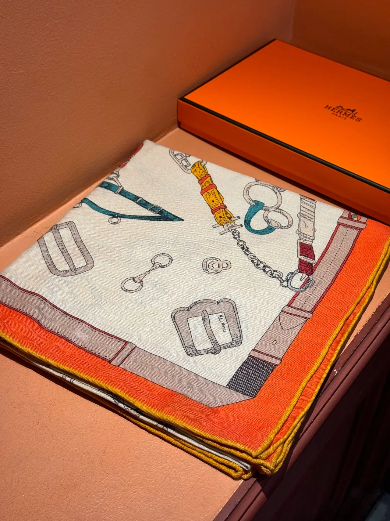Hermès Les Déchaînés Écharpe de soie crème et orange 6