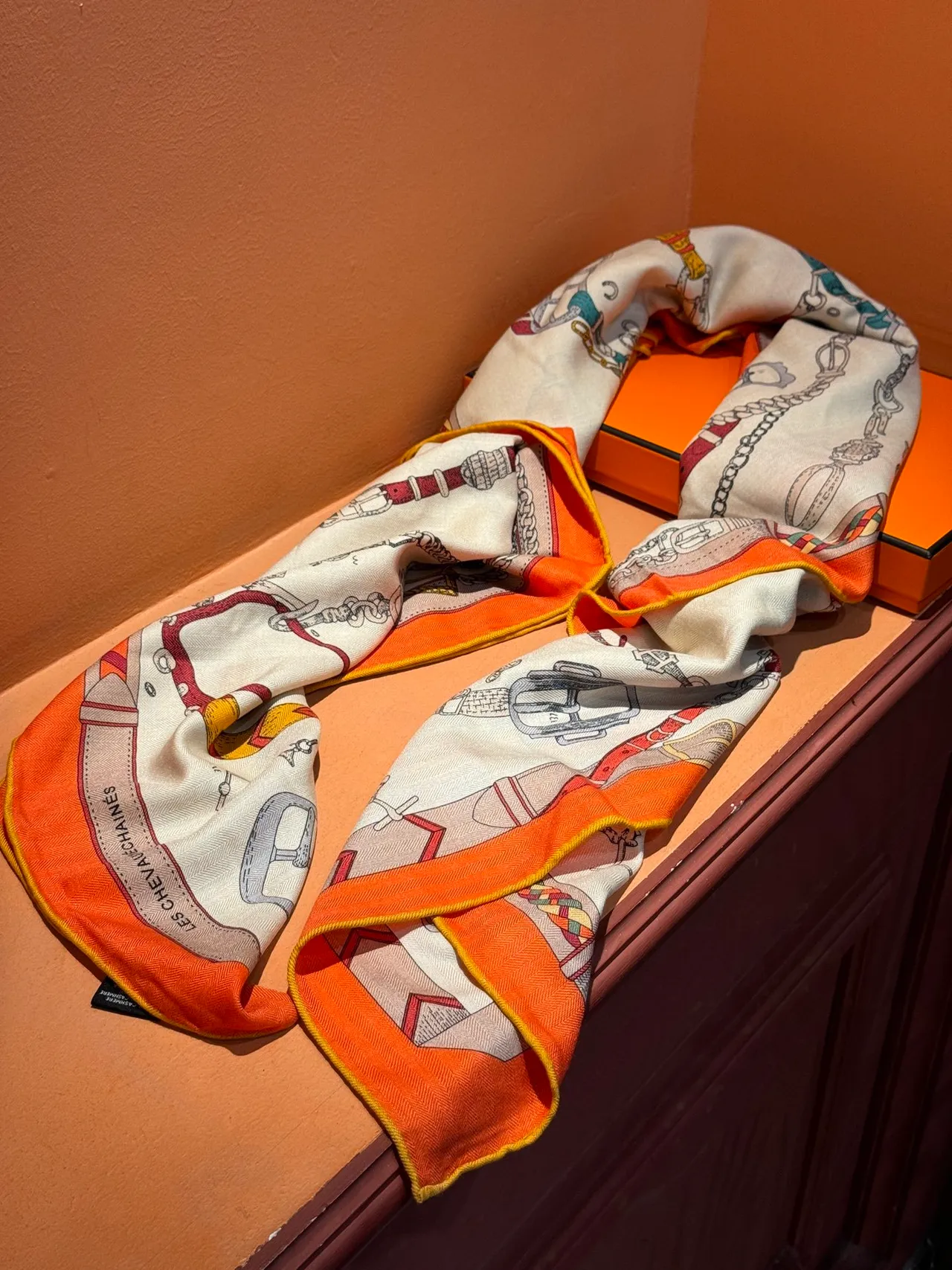 Hermès Les Déchaînés Écharpe de soie crème et orange 7